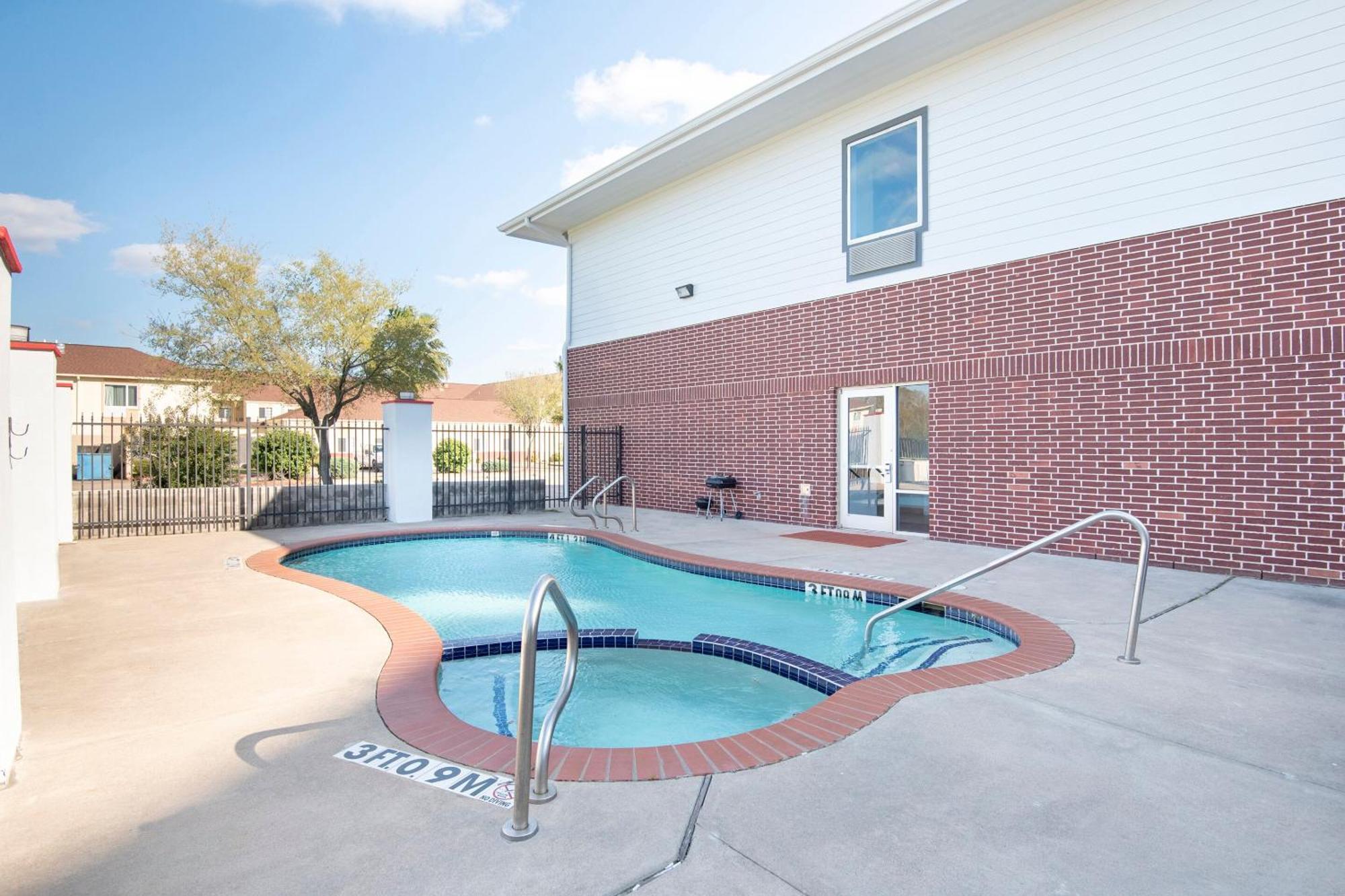 Oyo Townhouse Clute Lake Jackson Exterior photo