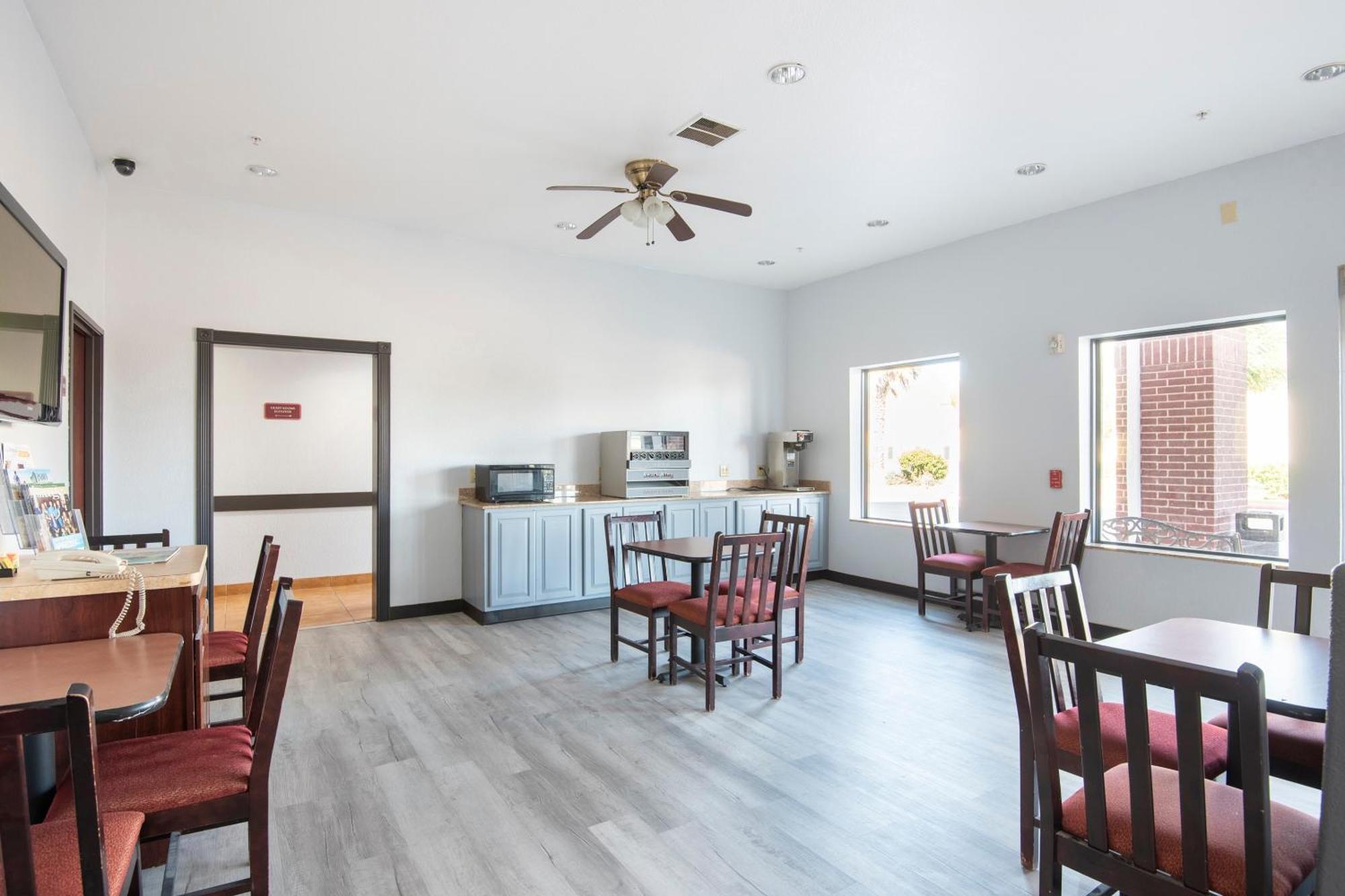Oyo Townhouse Clute Lake Jackson Exterior photo